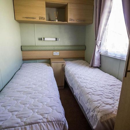 Lovely Caravan With Wifi At Broadland Sands In Suffolk Ref 20035Bs Hotell Hopton on Sea Exteriör bild