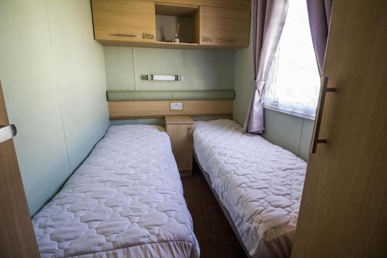 Lovely Caravan With Wifi At Broadland Sands In Suffolk Ref 20035Bs Hotell Hopton on Sea Exteriör bild
