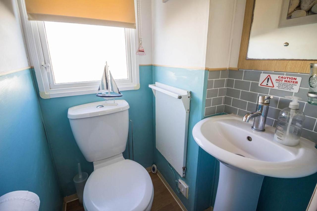 Lovely Caravan With Wifi At Broadland Sands In Suffolk Ref 20035Bs Hotell Hopton on Sea Exteriör bild