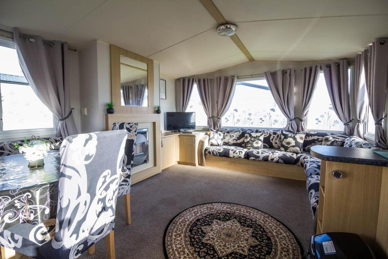 Lovely Caravan With Wifi At Broadland Sands In Suffolk Ref 20035Bs Hotell Hopton on Sea Exteriör bild