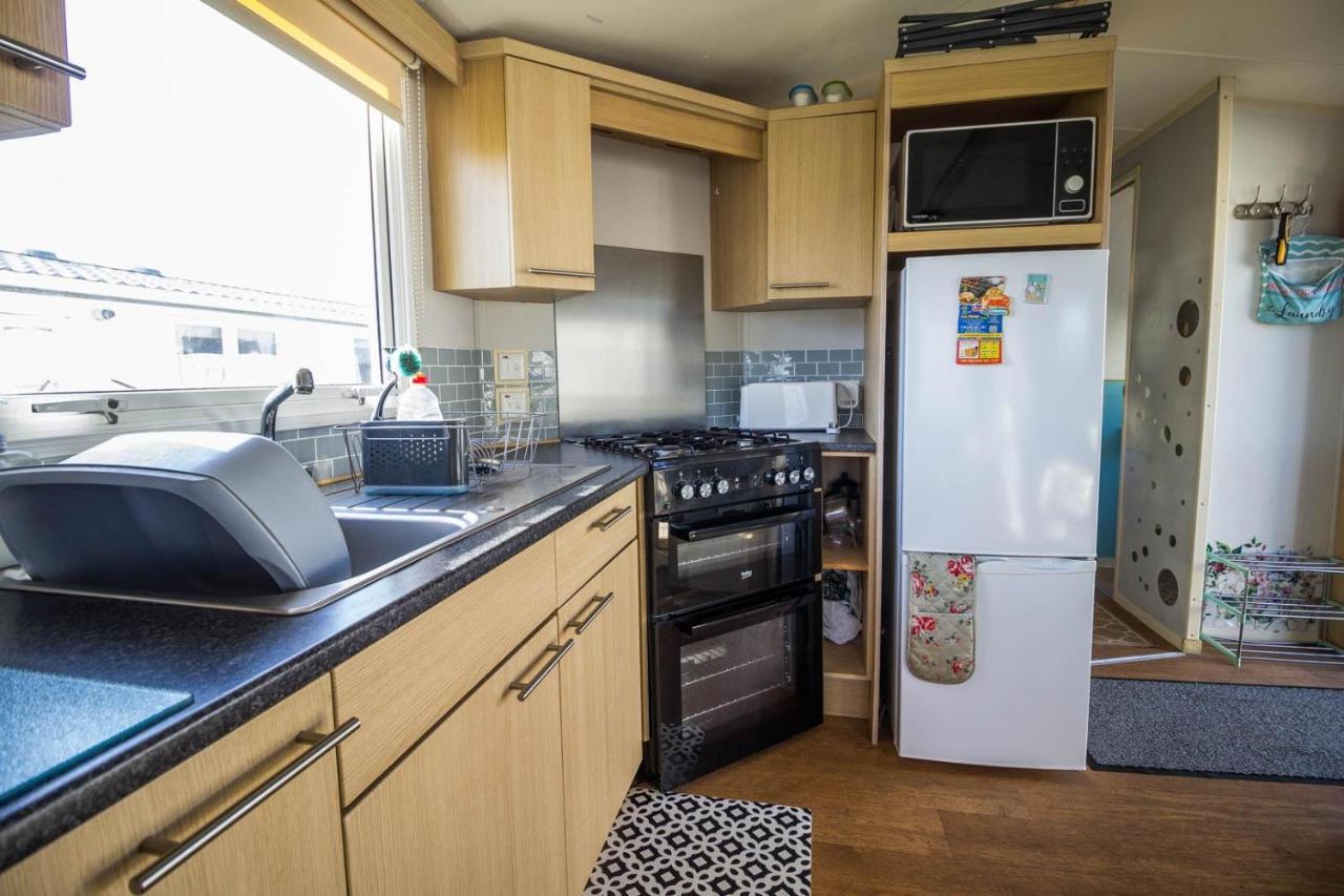 Lovely Caravan With Wifi At Broadland Sands In Suffolk Ref 20035Bs Hotell Hopton on Sea Exteriör bild