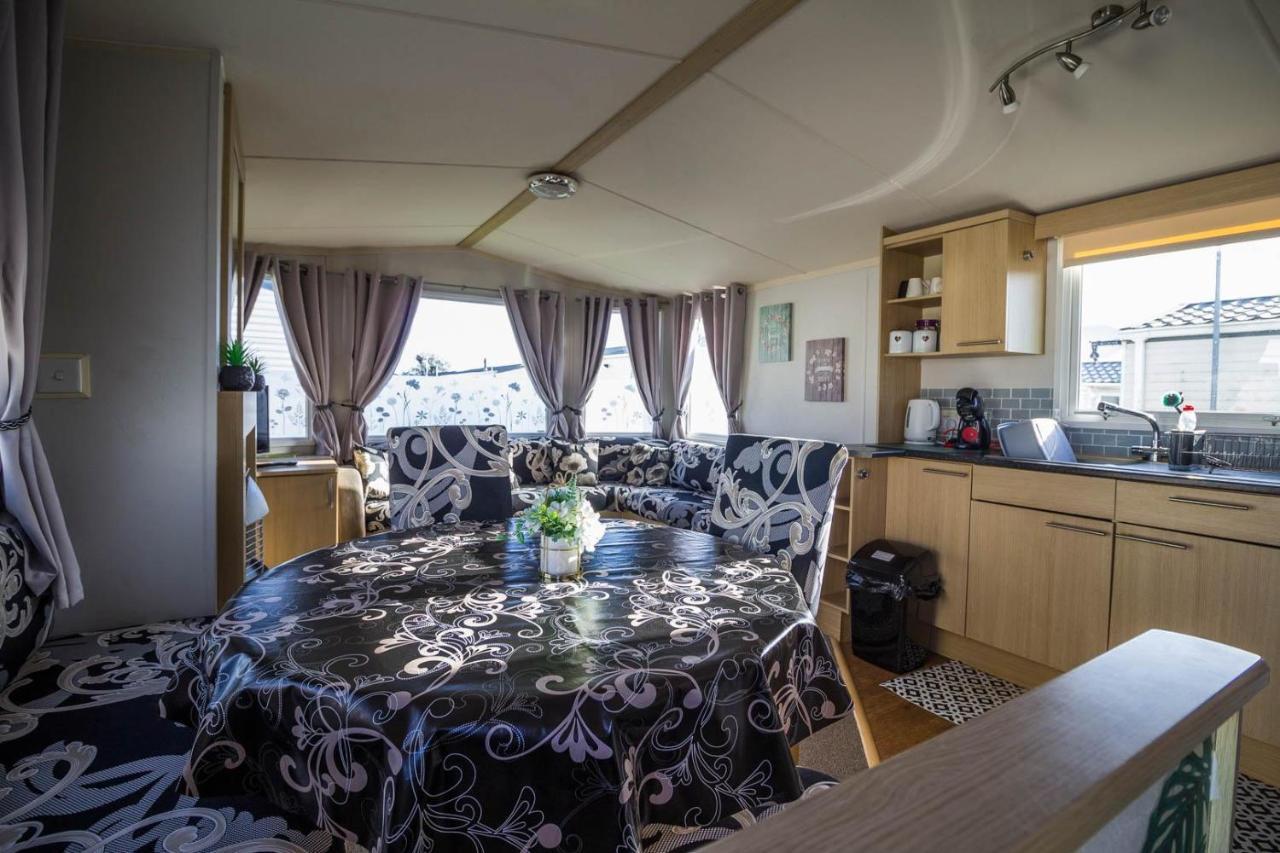 Lovely Caravan With Wifi At Broadland Sands In Suffolk Ref 20035Bs Hotell Hopton on Sea Exteriör bild