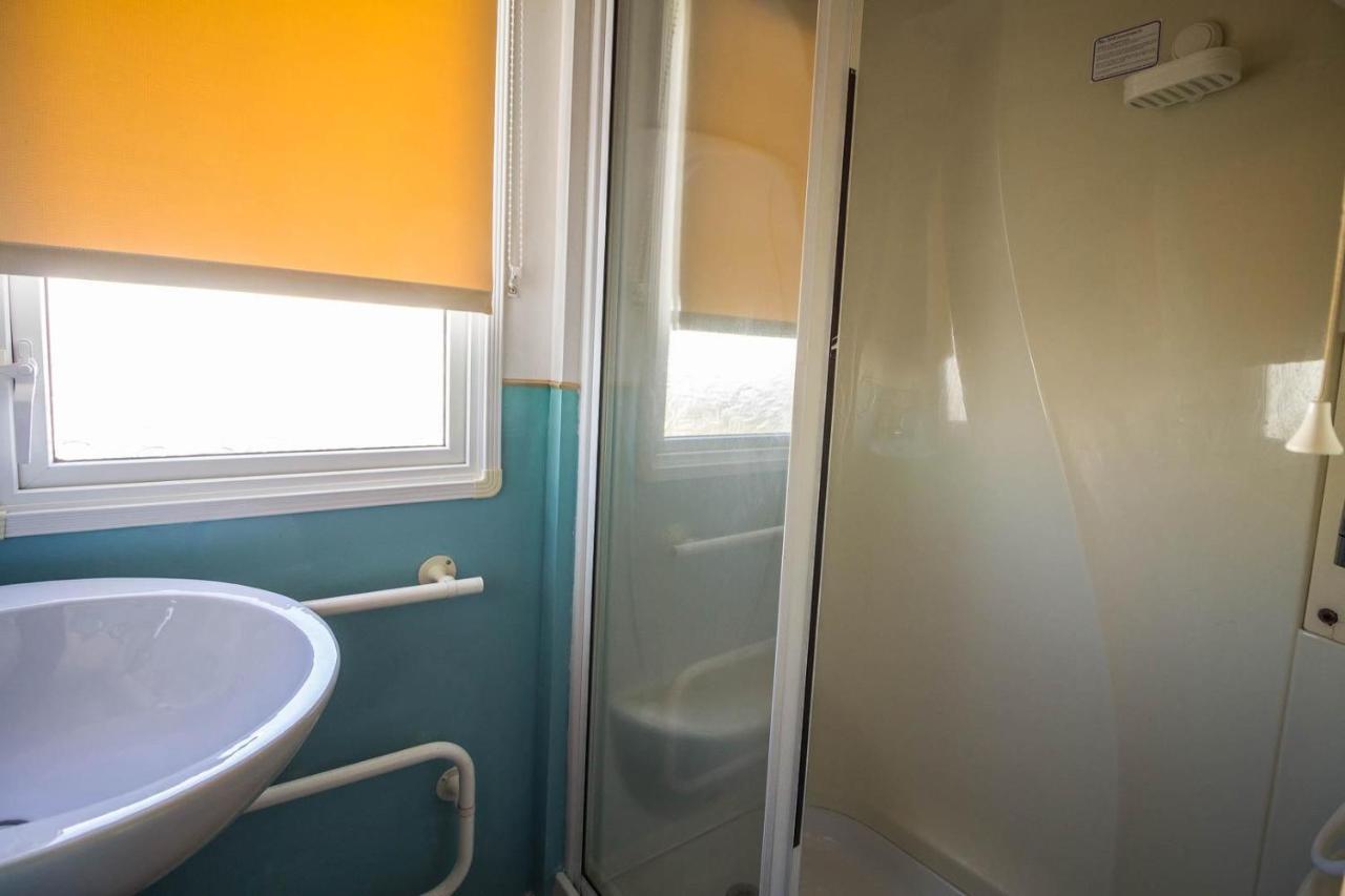 Lovely Caravan With Wifi At Broadland Sands In Suffolk Ref 20035Bs Hotell Hopton on Sea Exteriör bild