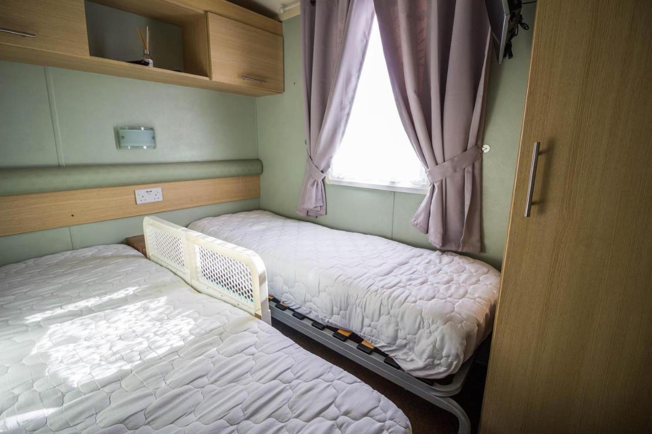 Lovely Caravan With Wifi At Broadland Sands In Suffolk Ref 20035Bs Hotell Hopton on Sea Exteriör bild