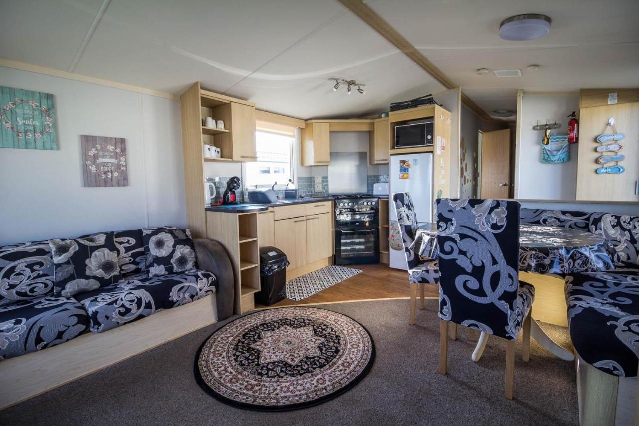 Lovely Caravan With Wifi At Broadland Sands In Suffolk Ref 20035Bs Hotell Hopton on Sea Exteriör bild