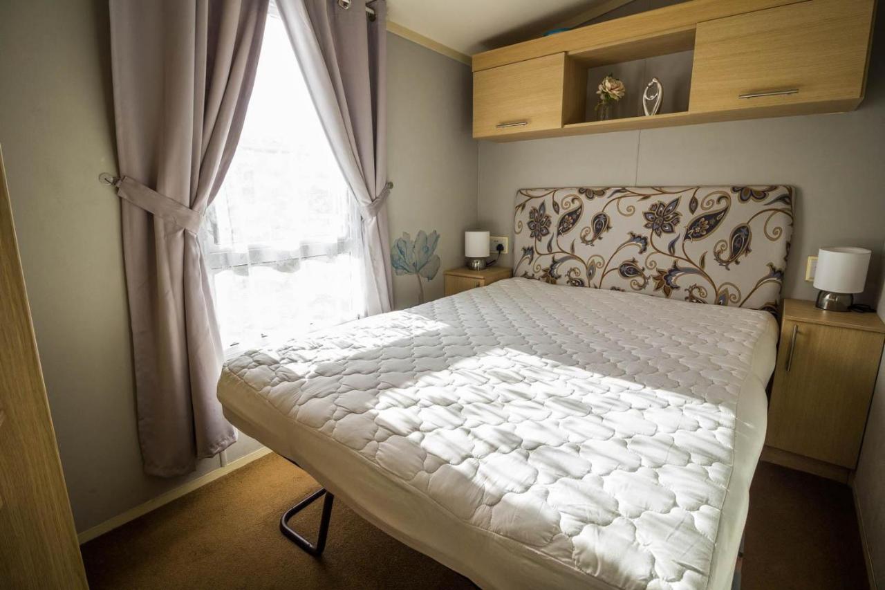 Lovely Caravan With Wifi At Broadland Sands In Suffolk Ref 20035Bs Hotell Hopton on Sea Exteriör bild